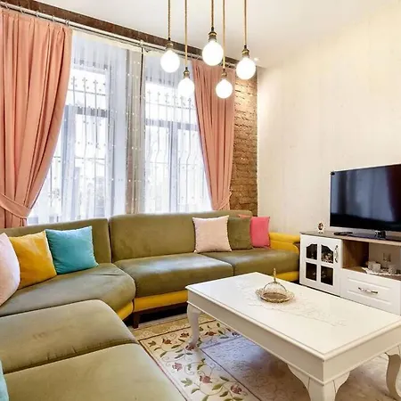 Central Location Taksim And Galata 5 Minutes Апартаменты